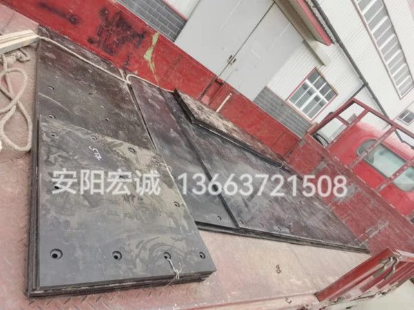 自卸車車底滑板發(fā)貨南寧，安陽(yáng)宏誠(chéng)自卸車車底滑板卸車沒煩惱！
